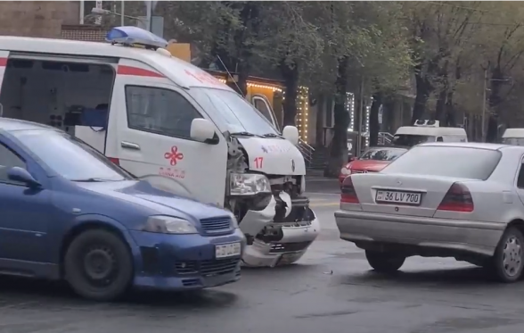 В Ереване машина «скорой помощи» попала в аварию (видео)